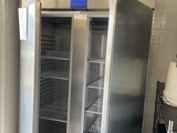 un réfrigérateur ouvert dans une cuisine au sol carrelé