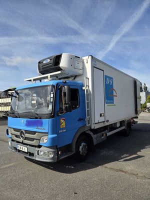 un camion bleu garé dans un parking
