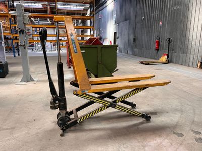 une photo d'un chariot élévateur dans un entrepôt