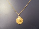 gros plan d'un collier en or sur un mannequin