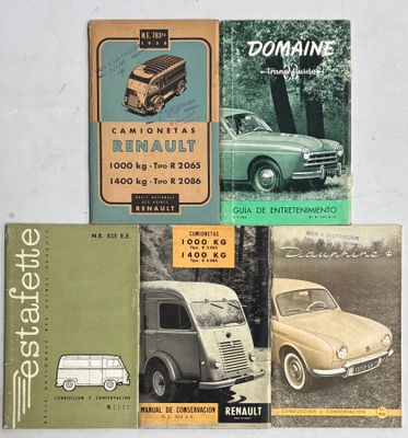 Plusieurs anciennes brochures automobiles sont exposées sur une table