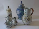 de nombreux types de vases et de coupes sur la table