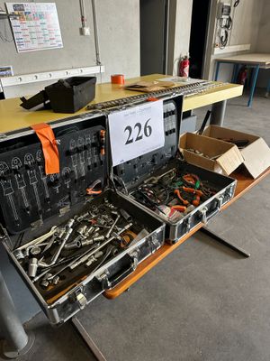 une table sur laquelle sont posés plusieurs outils