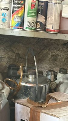 de nombreux pots de peinture sur une étagère à côté d'un poêle