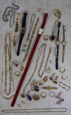 de nombreux types de colliers et de bracelets disposés par terre