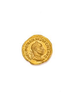gros plan d'une pièce d'or sur une surface blanche
