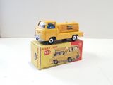 un camion jouet posé sur une boîte