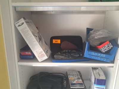 une étagère sur laquelle sont posés tout un tas d'objets