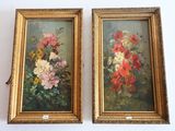 deux tableaux représentant des fleurs, dans des cadres dorés, accrochés à un mur blanc