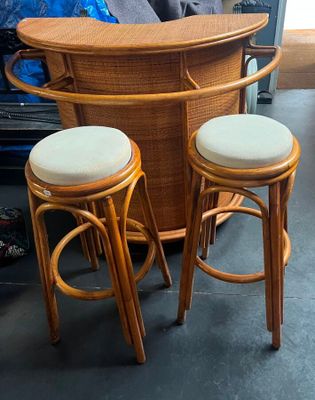 trois tabourets posés devant une table