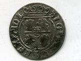 gros plan d'une pièce de monnaie sur une table à fond blanc