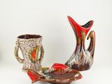 deux vases posés l'un à côté de l'autre sur une table
