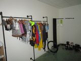 une pièce dans laquelle se trouvent un portant à vêtements et un vélo
