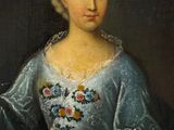 un vieux tableau représentant une femme en robe bleue, avec des fleurs dans les cheveux