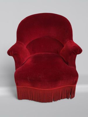 une image représentant une chaise rouge ornée de franges