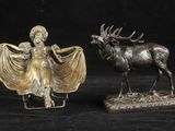 paire de figurines anciennes en bronze représentant une femme et un cerf