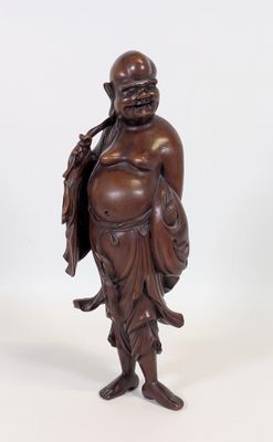 une photo représentant la statue d'un homme portant un sac sur le dos