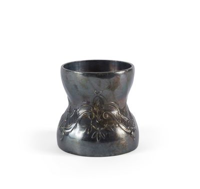 une image représentant un vase en argent orné d'un cheval
