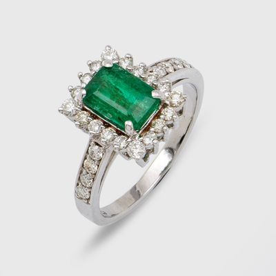 une bague en émeraude et diamant