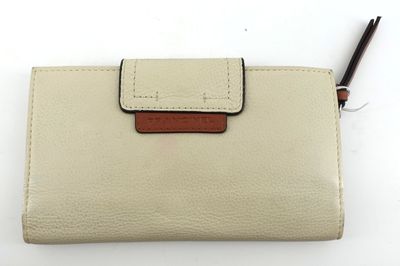 portefeuille en cuir couleur crème sur lequel repose un stylo