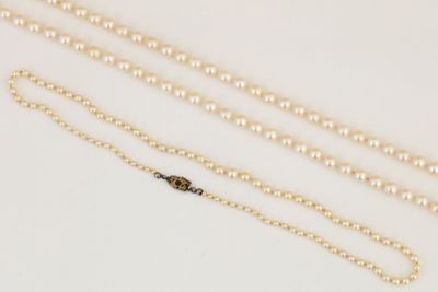 gros plan d'un collier de perles sur une surface blanche