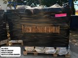 deux palettes de bois posées sur une palette