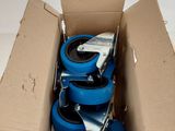 une boîte en carton contenant plusieurs roues bleues