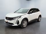 Une voiture blanche est garée dans une pièce équipée d'un ventilateur de plafond