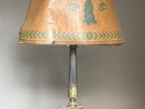 une lampe posée sur une table