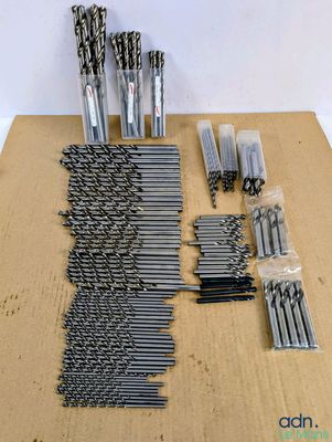 un gros plan sur un tas de forets posés sur une table