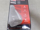 emballage d'une souris de jeu noire et rouge posée sur une surface blanche