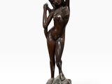 une image représentant une statue en bronze d'une femme les mains posées sur la tête