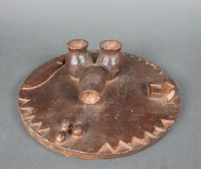 un petit objet en bois posé sur une table