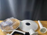 une table sur laquelle se trouvent un coupe-pizza et d'autres objets