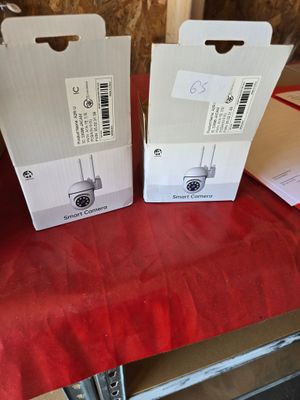 deux boîtes posées sur une table rouge