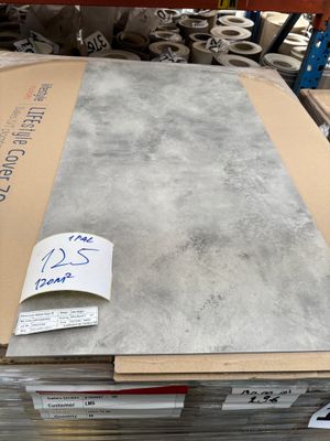 Lot d'environ 120 m² de dalles de sol PVC clipsables LX Haus…