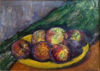 une peinture représentant des pommes dans une assiette jaune posée sur une table