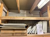 une étagère en bois sur laquelle sont posés de nombreux livres