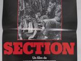 une affiche en noir et blanc représentant un groupe de personnes assises sur un banc