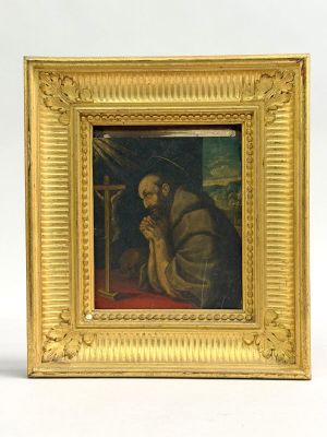 une image représentant un tableau d'un homme en prière, dans un cadre doré