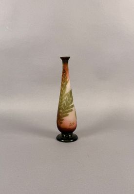 une image représentant un vase sur fond blanc