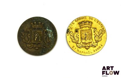 deux pièces d'or sur lesquelles figurent des armoiries et une couronne