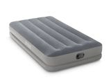 le matelas gonflable est fixé sur le côté du lit