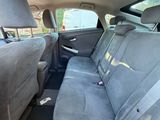 les sièges arrière d'une voiture sont vides, il n'y a personne à l'intérieur