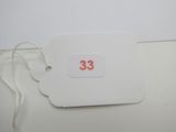 une étiquette blanche portant le numéro 33