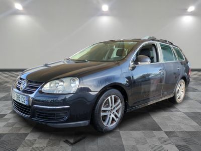 La Volkswagen Golf break est garée sur un sol en carrelage à damier.