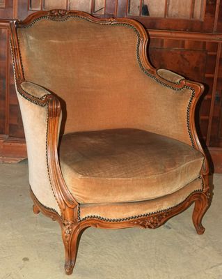 une chaise qui se trouve dans le coin d'une pièce