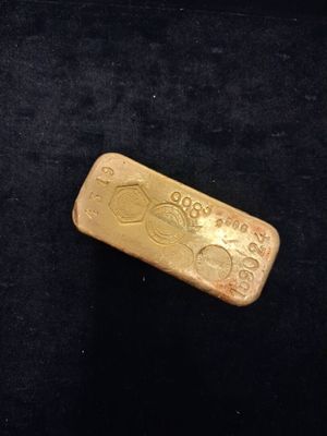 une image représentant un lingot d'or posé sur une surface noire