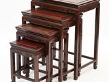 lot de trois tables gigognes avec des plateaux en bois sur fond blanc