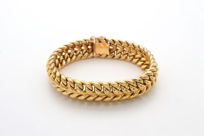 un bracelet à chaîne en or avec un fermoir sur fond blanc